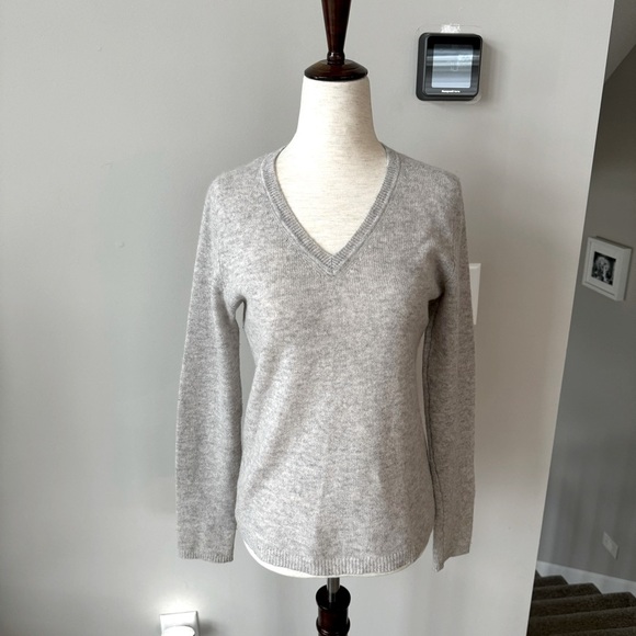 Tahari Pure Luxe 100% Cashmere V-Neck Sweater - Neutral Capsule Light Gray - Picture 4 of 9